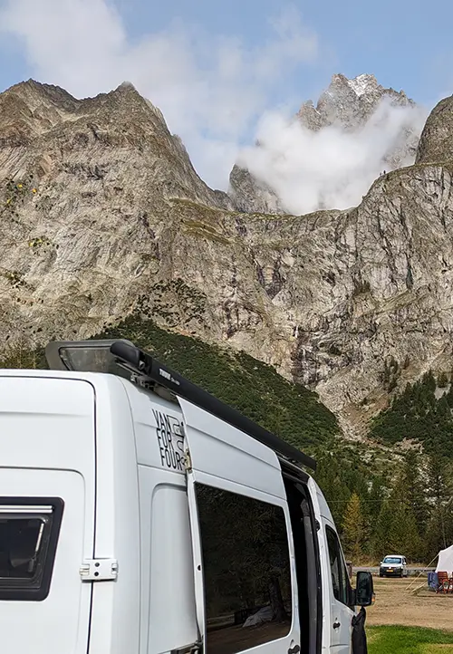 Sprinter vor dem Mont Blanc